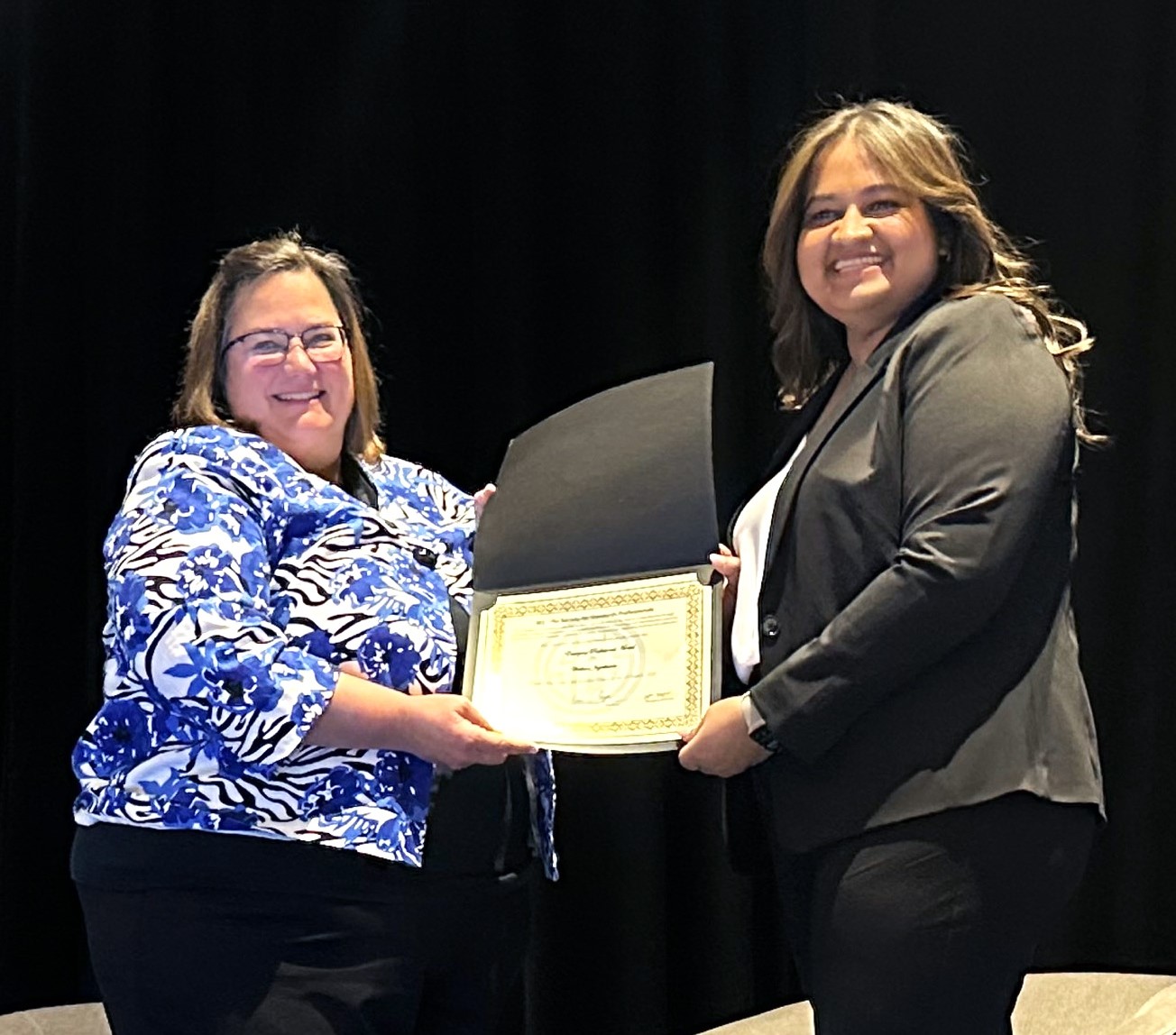 Sonya Bird presenting the Emerging Professional award to Wathma Jayathilake